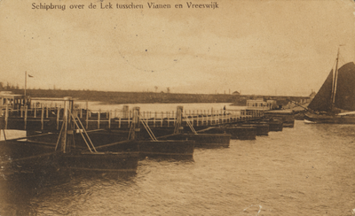 130410 Gezicht op de schipbrug over de Lek tussen Vreeswijk en Vianen.